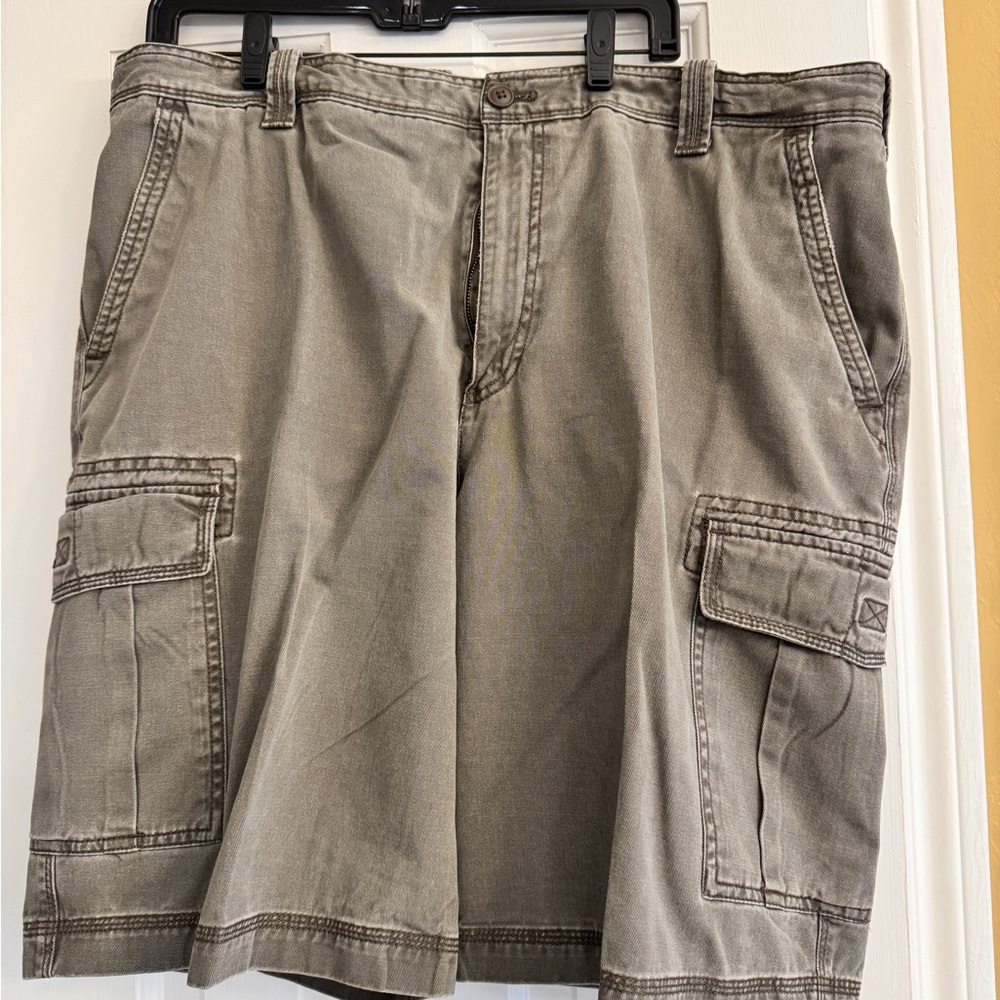 Izod Men's Tan Cargo Shorts Sz 38 w 10” inseam